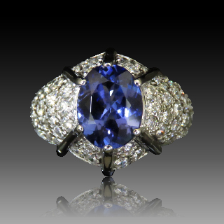 Bague en or gris 18k avec Tanzanite et diamants brillants . Bague en or gris 18k avec Tanzanite et diamants brillants .