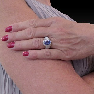 Bague en or gris 18k avec Tanzanite et diamants brillants . Bague en or gris 18k avec Tanzanite et diamants brillants .
