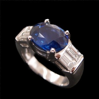 Bague or gris 18 carats avec Saphir Ceylan 3.62 cts et 4 diamants baguette . Bague or gris 18 carats avec Saphir Ceylan 3.62 cts et 4 diamants baguette .