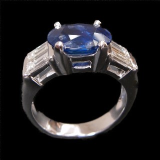 Bague or gris 18 carats avec Saphir Ceylan 3.62 cts et 4 diamants baguette . Bague or gris 18 carats avec Saphir Ceylan 3.62 cts et 4 diamants baguette .