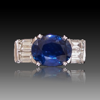 Bague or gris 18 carats avec Saphir Ceylan 3.62 cts et diamants baguettes . Bague or gris 18 carats avec Saphir Ceylan 3.62 cts et diamants baguettes .