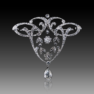 Broche pendentif en Platine vers 1910 avec diamants dont une poire de 1 ct