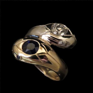 Bague "Serpent" Or gris et jaune 18K  avec Saphir + Diamants Vers 1910.