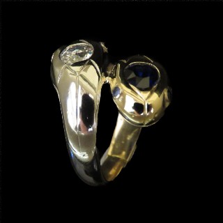 Bague "Serpent" Or gris et jaune 18K  avec Saphir + Diamants Vers 1910.