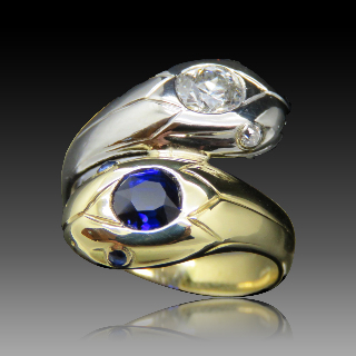 Bague "Serpent" Or gris et jaune 18K  avec Saphirs et Diamants Vers 1910.