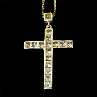 Collier pendentif Croix en or jaune 18k avec 2,20 Cts de diamants princesses.