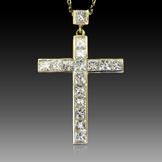 Collier pendentif Croix en or jaune 18k avec 2,20 Cts de diamants princesses.
