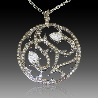 Collier pendentif en or gris 18 carats avec 1.50 Cts de diamant brillants de couleurs.