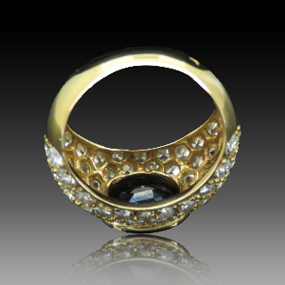 Bague en or jaune 18k avec saphir de Ceylan et diamants .