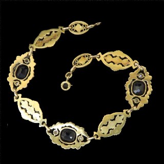 Bracelet en or jaune 18K avec Saphirs Vers 1890  . Poids: 16.70 gr 