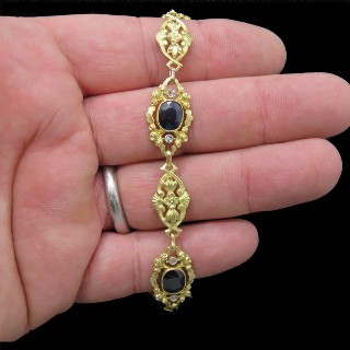 Bracelet en or jaune 18K avec Saphirs Vers 1890  . Poids: 16.70 gr 