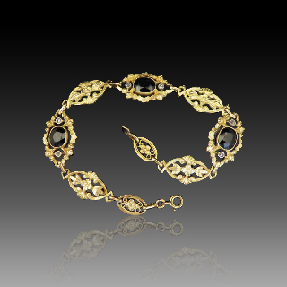 Bracelet en or jaune 18K avec Saphirs Vers 1890  . Poids: 16.70 gr 