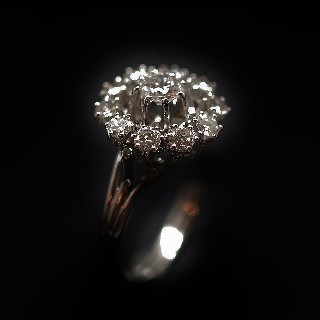 Bague entourage Or Gris 18K avec Diamants. Vers 1970