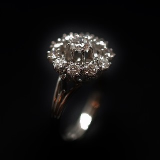 Bague entourage Or Gris 18K avec Diamants. Vers 1970 Bague entourage Or Gris 18K avec Diamants. Vers 1970