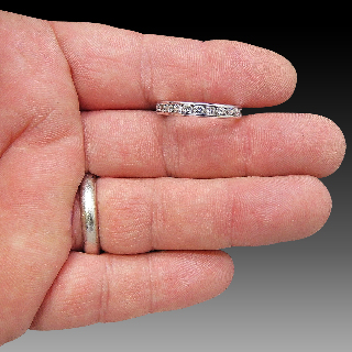 Alliance en or gris 18 carats avec 1.44 Cts Diamants G-VS . Taille 57.