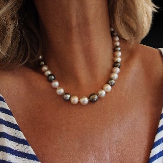 Collier de Perles de Culture des mers du sud 12 mm à 10 mm. Longueur 48cm . Collier de Perles de Culture des mers du sud 12 mm à 10 mm. Longueur 48cm .