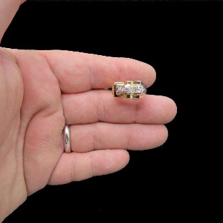 Bague Tank vintage vers 1940 en Or 18K et Platine avec roses de Diamant Bague Tank vintage vers 1940 en Or 18K et Platine avec roses de Diamant