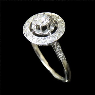 Bague entourage en Or Gris 18K et platine avec Diamants  Vers 1930