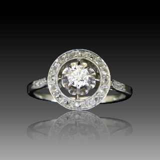 Bague entourage en Or Gris 18K et platine avec Diamants  Vers 1930