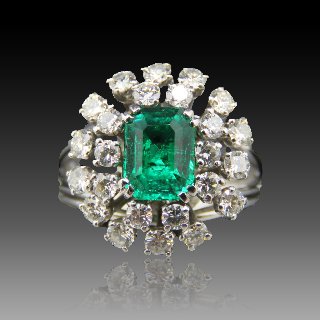 Bague "Entourage" Or gris 18K et Platine Emeraude de Colombie et Diamants. Bague "Entourage" Or gris 18K et Platine Emeraude de Colombie et Diamants.