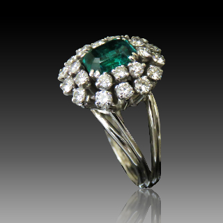 Bague "Entourage" Or gris 18K et Platine Emeraude de Colombie et Diamants. Bague "Entourage" Or gris 18K et Platine Emeraude de Colombie et Diamants.