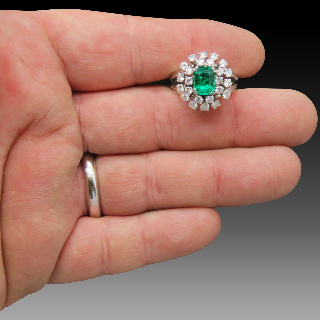 Bague "Entourage" Or gris 18K et Platine Emeraude de Colombie et Diamants. Bague "Entourage" Or gris 18K et Platine Emeraude de Colombie et Diamants.
