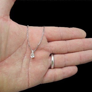Collier pendentif  Diamant Poire Ancienne de 0,56 Cts E-VS1.  