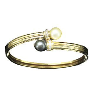 Bracelet rigide en or jaune 18k avec 2 perles de culture et diamants brillants . Bracelet rigide en or jaune 18k avec 2 perles de culture et diamants brillants .