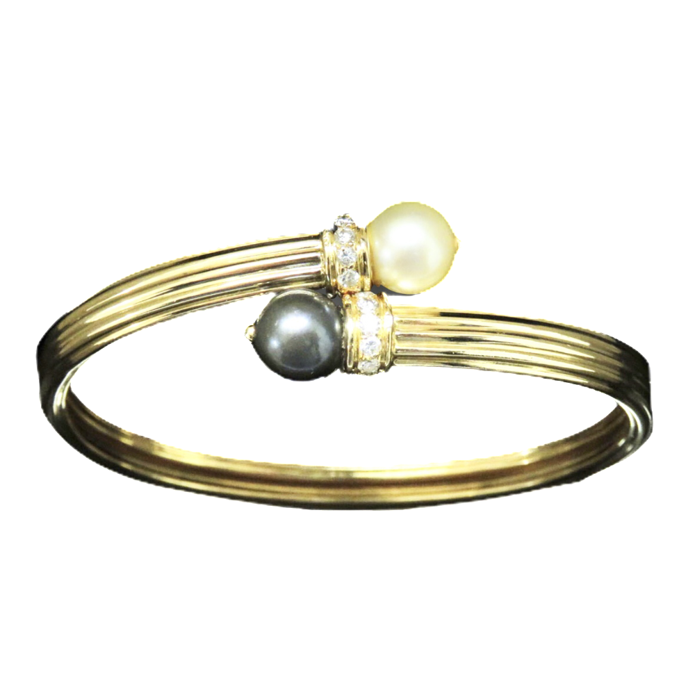 Bracelet rigide en or jaune 18k avec 2 perles de culture et diamants brillants .