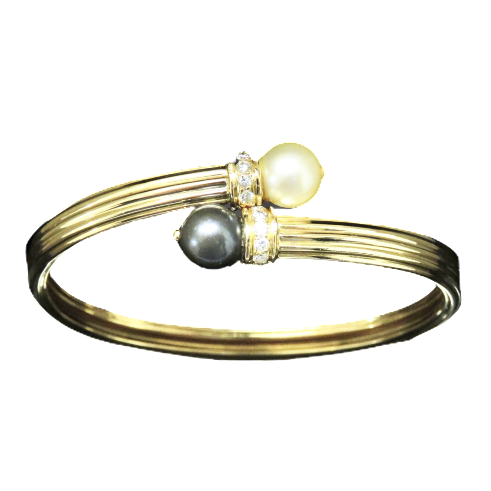 Bracelet rigide en or jaune 18k avec 2 perles de culture et diamants brillants . Bracelet rigide en or jaune 18k avec 2 perles de culture et diamants brillants .