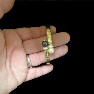 Bracelet rigide en or jaune 18k avec 2 perles de culture et diamants brillants . Bracelet rigide en or jaune 18k avec 2 perles de culture et diamants brillants .