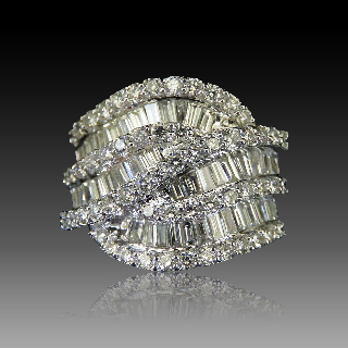 Bague Or gris 18k avec 3.0 carats de Diamants baguettes et brillants.Taille 52