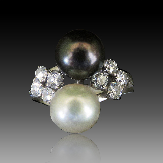 Bague en Or gris 18K avec 2 perles de culture 8,6 mm et Diamants. Taille 53.