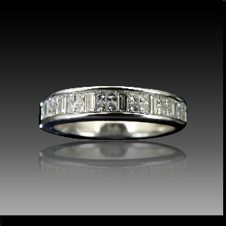 Demi Alliance or gris 18 carats avec 0,90 Cts de Diamants princesses et baguettes . Taille 54.