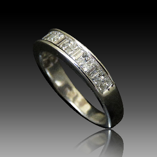 Demi Alliance or gris 18 carats avec 0,90 Cts de Diamants princesses et baguettes . Taille 54.