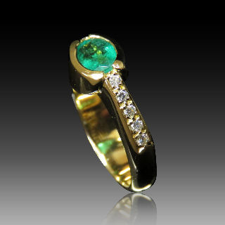 Bague Or Jaune 18K, Emeraude et Diamants brillants