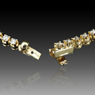 Bracelet ligne en or jaune 18k avec 2.60 Cts de Diamants brillants Extrablancs.