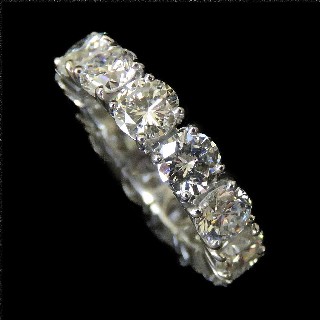 Alliance or gris 18k avec 6.0 Cts de Diamants Brillants G/H-VS. Taille 52.