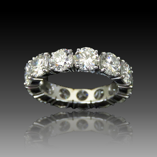 Alliance or gris 18k avec 6.0 Cts de Diamants Brillants G/H-VS. Taille 52.