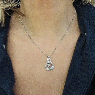 Collier Pendentif en Platine art déco avec de Diamants.