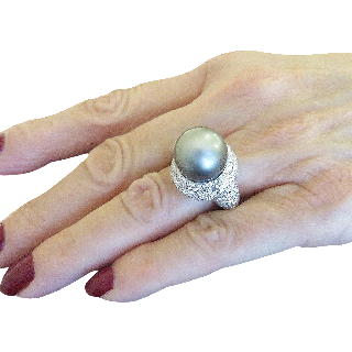 Bague en Or gris 18k Perle Grise et Diamants.