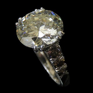 Solitaire en or gris 18k et platine avec Diamant 1/2 taille de 5,80 Cts M-P1 + 0.50 Cts. Solitaire en or gris 18k et platine avec Diamant 1/2 taille de 5,80 Cts M-P1 + 0.50 Cts.