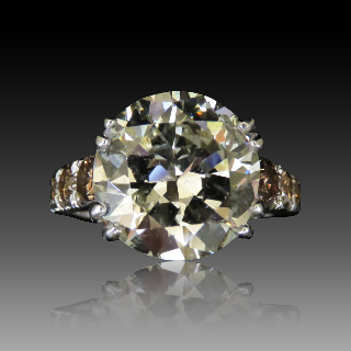 Solitaire en or gris 18k et platine avec Diamant 1/2 taille de 5,80 Cts M-P1 + 0.50 Cts. Solitaire en or gris 18k et platine avec Diamant 1/2 taille de 5,80 Cts M-P1 + 0.50 Cts.