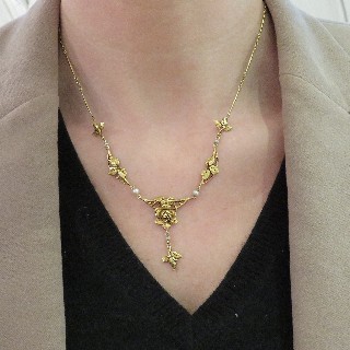Collier Draperie Napoléon III en or jaune 18k et perles fines . Collier Draperie Napoléon III en or jaune 18k et perles fines .