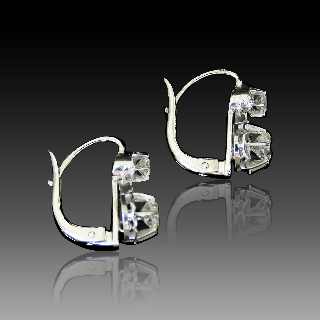 Boucles d'oreilles Dormeuses en or gris 18k et Platine vers 1960 avec Diamants 0,90 Cts Boucles d'oreilles Dormeuses en or gris 18k et Platine vers 1960 avec Diamants 0,90 Cts