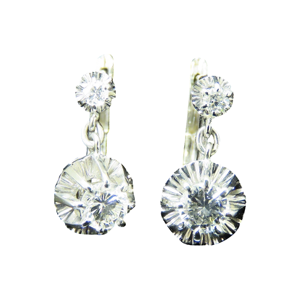  Boucles d'oreilles Dormeuses en or gris 18k et Platine vers 1960 avec Diamants 0,83 Cts