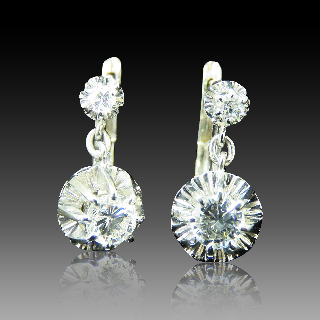  Boucles d'oreilles Dormeuses en or gris 18k et Platine vers 1960 avec Diamants 0,83 Cts