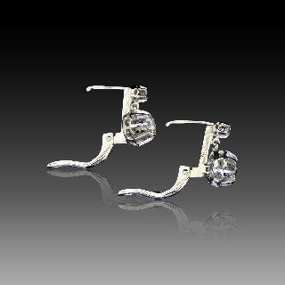  Boucles d'oreilles Dormeuses en or gris 18k et Platine vers 1960 avec Diamants 0,83 Cts