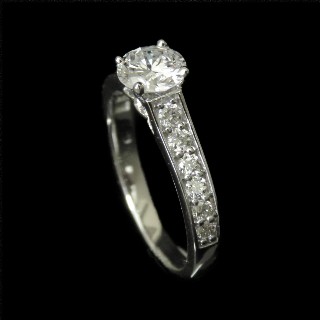 Solitaire en Or gris 18 Cts avec Diamant brillant 0.76 Cts E-VS1 + 0.38 Cts.