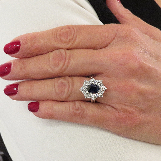 Bague "Entourage" Or gris 18K, Saphir Ceylan Naturel  et Diamants.